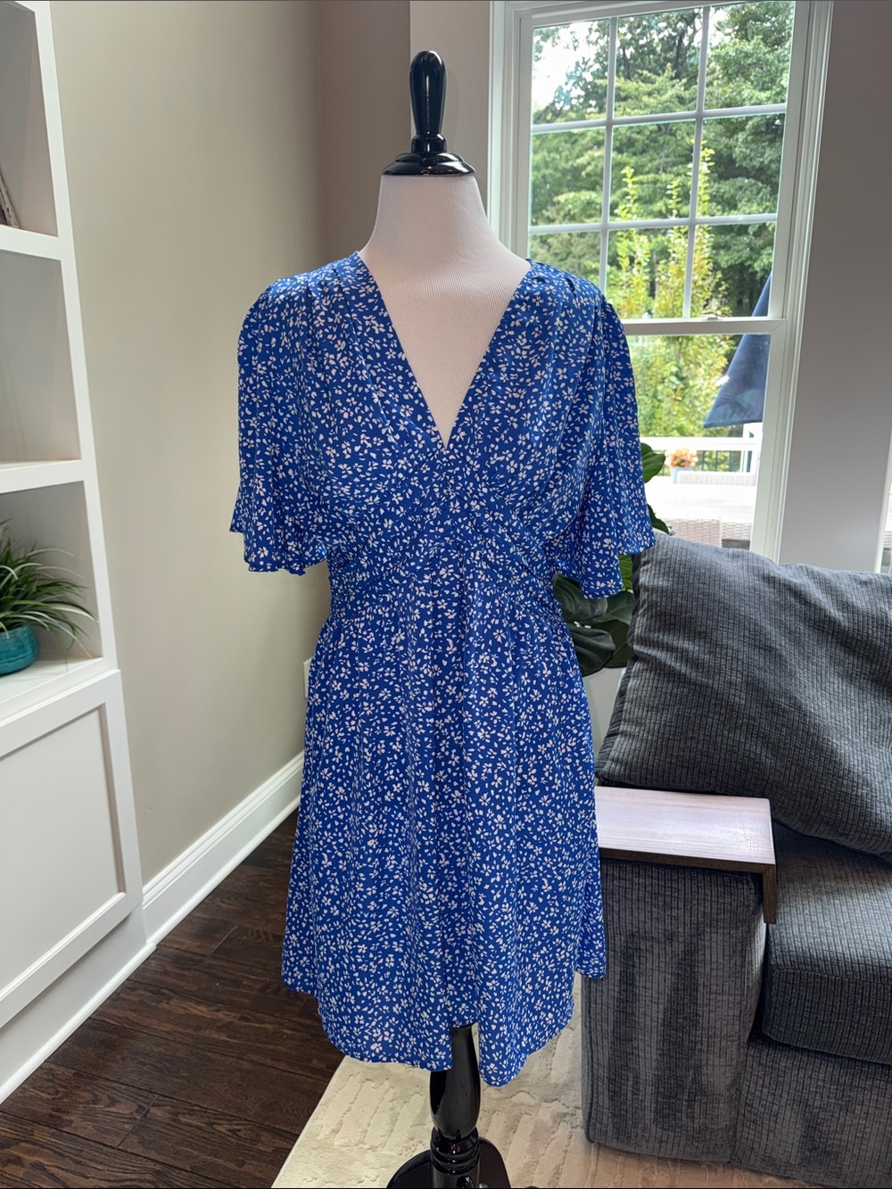SHEIN Royal Blue Floral V-Neck Wrap Dress with flutter sleeves 8/10